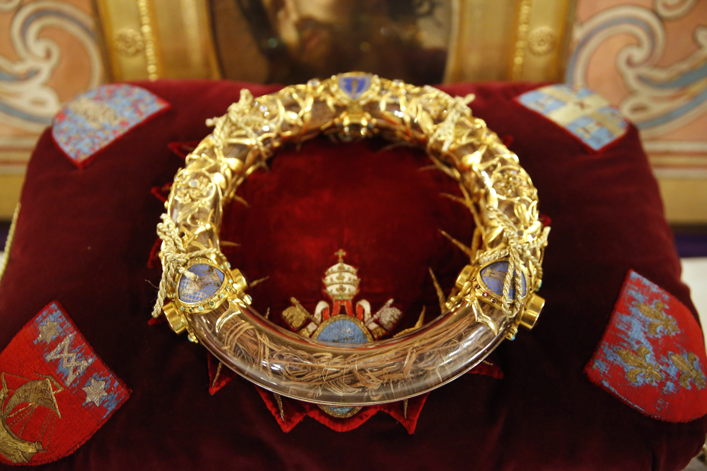 Veneration and display of the Holy Crown of Thorns
Venerated every first Friday of the month at Notre-Dame between 3pm and 5pm, the Crown of Thorns is also displayed every Friday from 3pm to 6.30pm.
